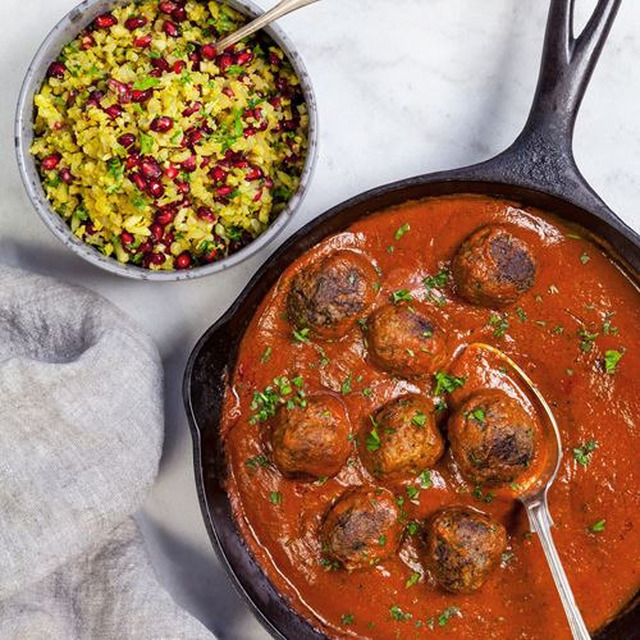 Indiska köttbullar i tikka masalasås med blomkålsris