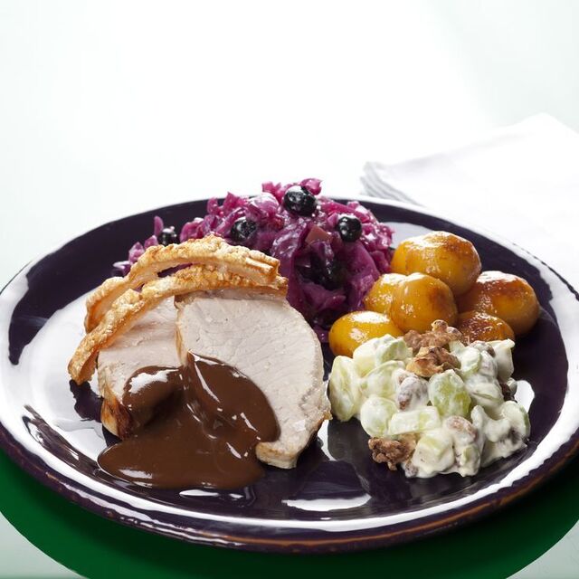 Svinekam med rødkål, brune kartofler og waldorfsalat opskrift | Waldorfsalat, Svinekam, Jul mad
