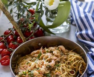 Krämig pasta med lax och räkor