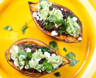 Sötpotatis fylld med bönfräs och guacamole