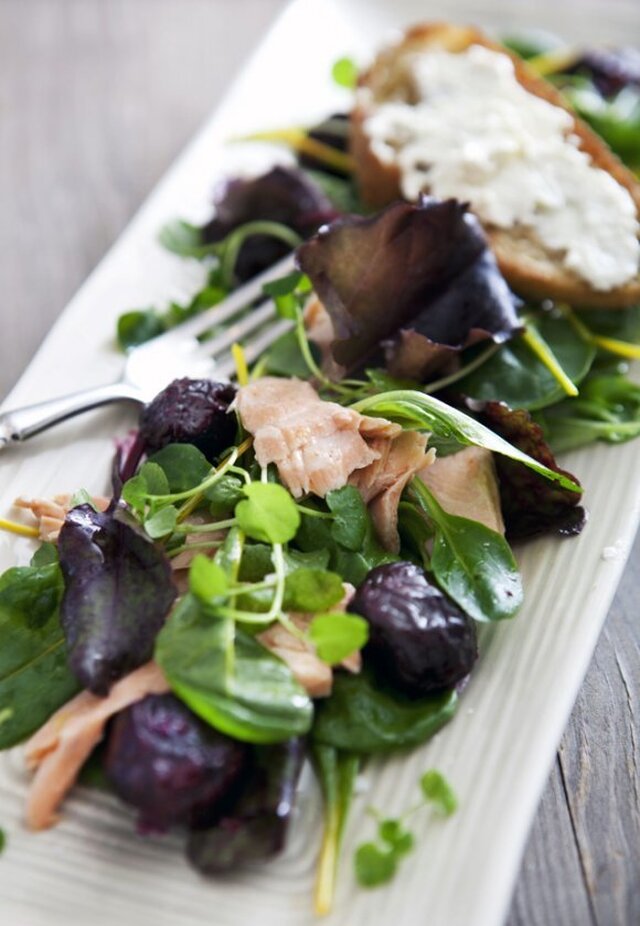 Sallad av ugnsbakade rödbetor och varmrökt lax med pepparrotskräm