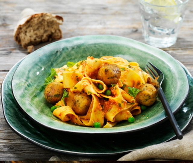 Falafel med pasta, rostad paprika och mandel