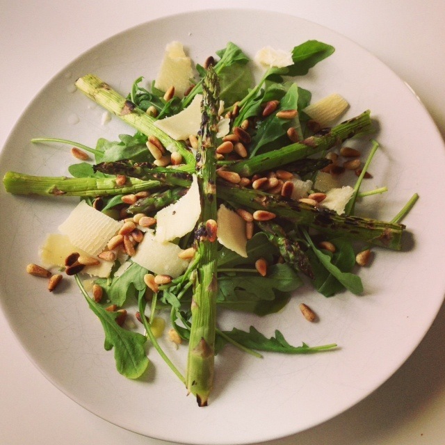 Grillad sparris med rucola och parmesan