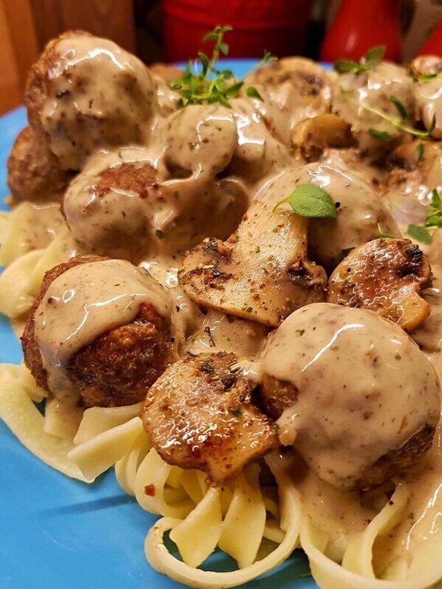 Tagliatelle med champinjonsås och köttbullar