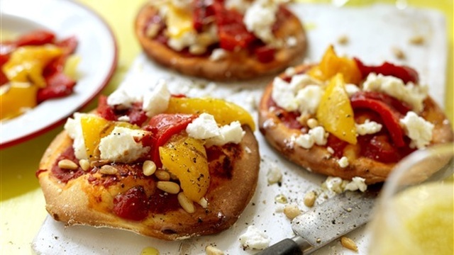 Minipizza med chèvre och grillad paprika