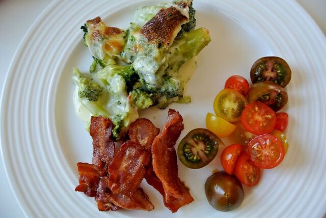 Altanhäng i kvällssolen och broccoligratäng med knaperstekt bacon