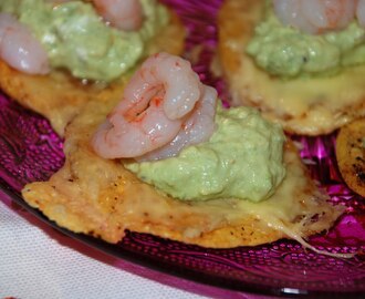 Gratinerade nachos med avocadoröra och räkor