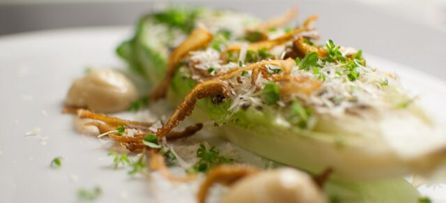 Grillad romansallad med sojamajonnäs, friterad ostronskivling, parmesan och örter