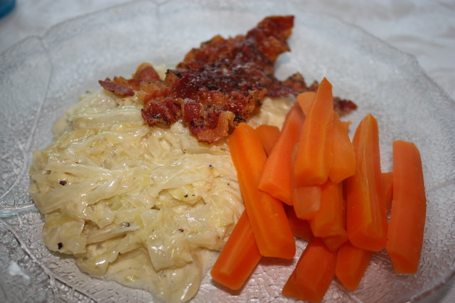 Stuvad Vitkål, knaperstekt bacon & kokta morötter
