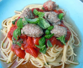 Snabblagade köttbullar med tomatsås och pasta