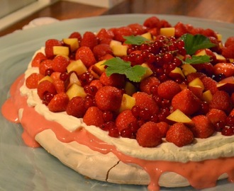 Pavlova med vinbärscurd