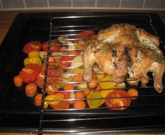 Timjan - och vitlökspäckad kyckling med ugnsgrönsaker
