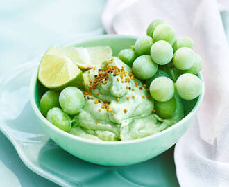 Nice cream med avokado, lime & frysta vindruvor