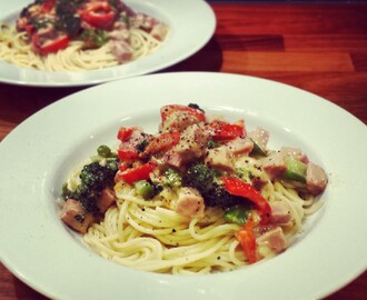 Pasta med god ost- och skinksås med broccoli