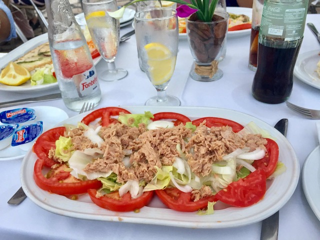 Tonfisk-sallad med lök och tomat 