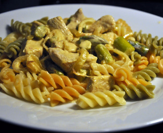 RECEPT: Krämig kalkonfilé i strimmel med sparris (röd currypasta)