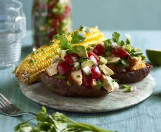 Fylld söt tacopotatis med tomatsalsa och majskolvar