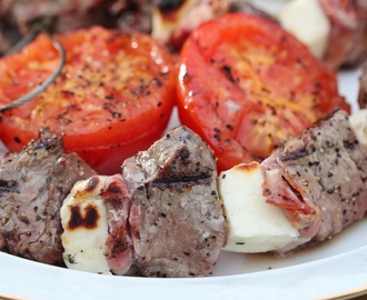 På spettet: Entrecôte, bacon och halloumi. Till spettet: Mandelpesto, bakad potatis och tomathalvor.