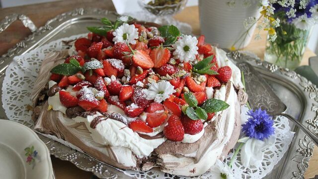 Chokladpavlova med jordgubbar