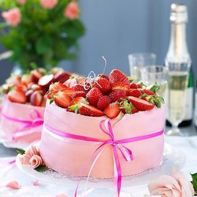 Bröllopstårta med jordgubbs- och flädermousse