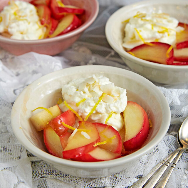 Citronstekta äpplen med kokosgrädde