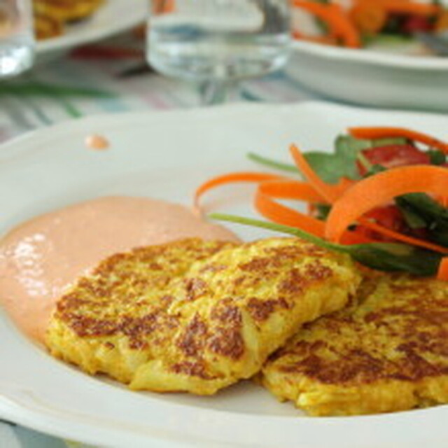 Vegetariska och glutenfria blomkålsplättar med paprikasås.