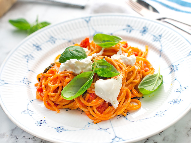 Spaghetti med tomatsås och burrata