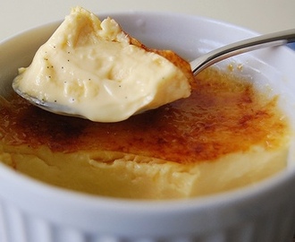 Crème Brûlée med rabarber och lite jordgubbar vid sidan av