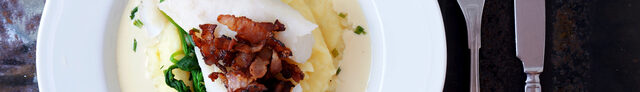 Torskrygg med potatispuré, vitvinssås, bacon och spenat