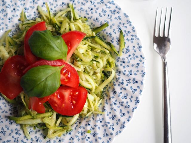 RAW – Zucchini pasta with avocado pesto