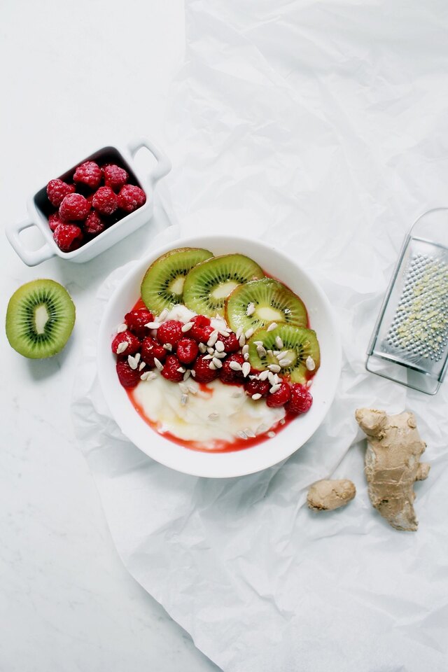 Having a cold? Oat Yoghurt Bowl with Fruits, and Ginger- and Honey Sauce