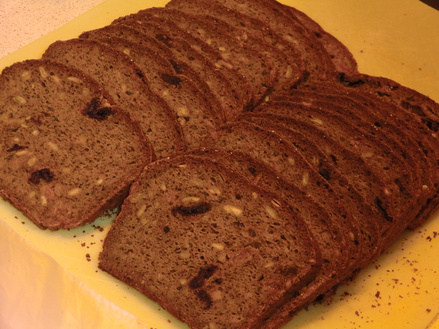 Ännu ett glutenfritt favoritbröd - med chiamjöl, kikärtsmjöl, bär och surdegspulver