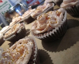 Kladdmuffins med white chocolate frosting