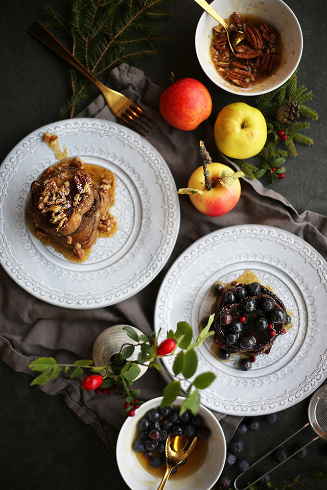 Amerikanska plättar med kanelstekta höstäpplen, blåbär och pekannötssirap