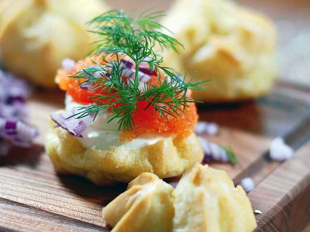 Petits choux med Kalixlöjrom, rödlök och dill