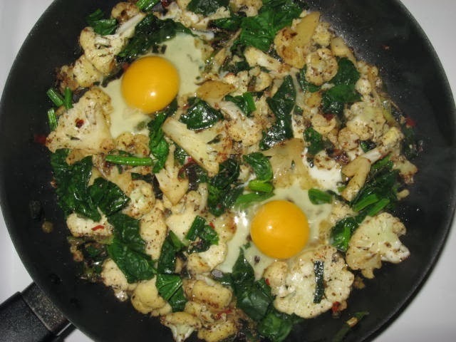 Kryddstekt blomkål och spenat med ägg, för ovo-vegetarianer.