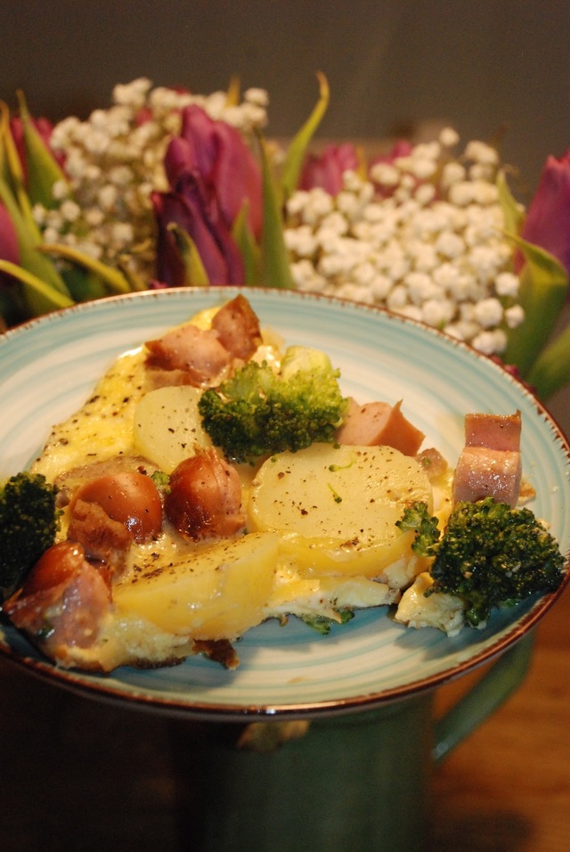 Västerbottensomelett med prinskorv, köttbullar och potatis