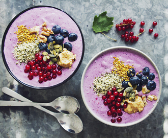 Smoothie på blåbär och rödvinbär