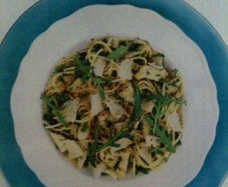 Pasta med kronärtskocka, ruccola och parmesan