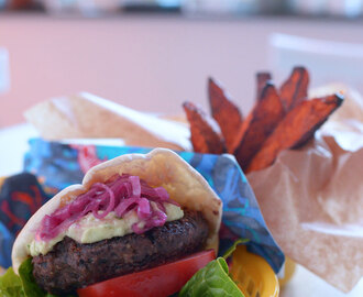 Black bean burger i pitabröd med avokado créme, rostad sötpotatis och sallad