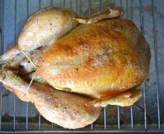 Helstekt kyckling i ugn med krispigt skinn