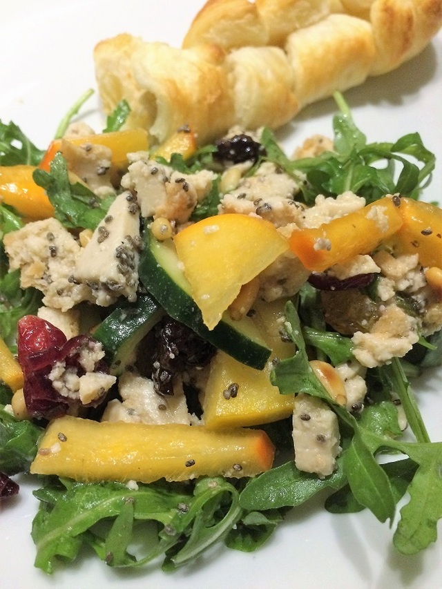 Rocket-Persimmon-Salad with Vegan “Goats”-Cheese