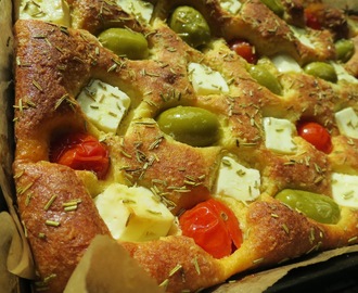 LCHF-Focaccia med äkta fetaost, stora gröna oliver och små söta körsbärstomater