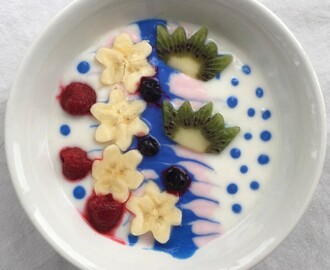 Yoghurt färgat med blå spirulina och hallon