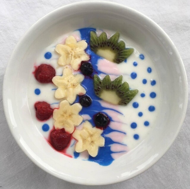 Yoghurt färgat med blå spirulina och hallon