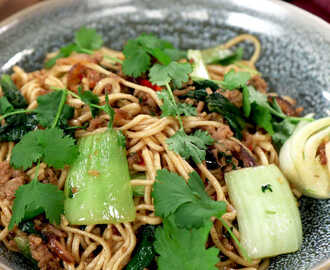 Nudelbowl med knaprigt fläsk och pak choi