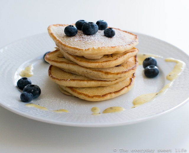 En lat söndagsfrukost med blueberry pancakes och kiwicurd