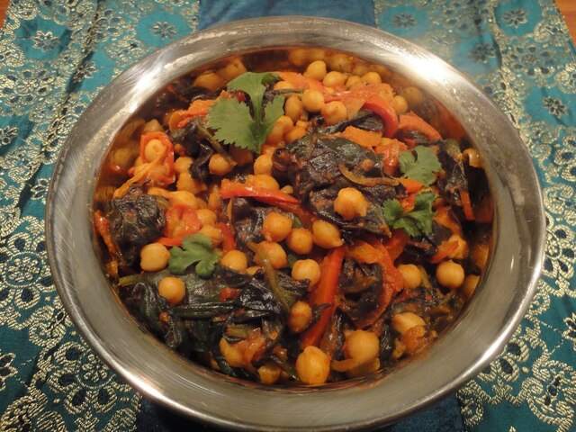 Spinach, red pepper and chickpea bhaji (HOT)