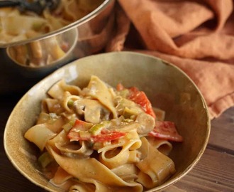 Vegetarisk pasta med paprika, purjolök och champinjoner