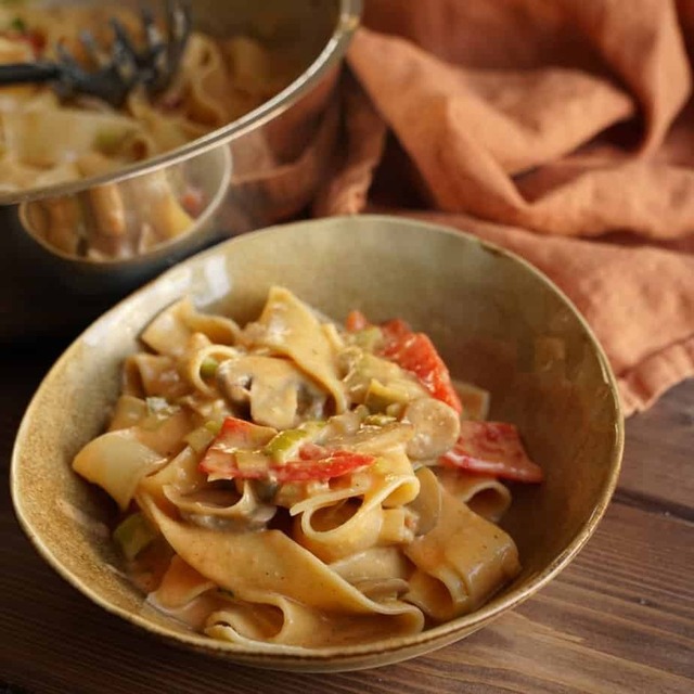 Vegetarisk pasta med paprika, purjolök och champinjoner